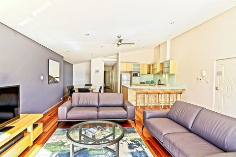 Central Avenue Apartments - Accommodation Main Beach 13