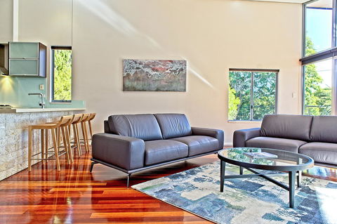 Central Avenue Apartments - Accommodation Main Beach 2
