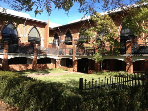 Cloisters - Accommodation Main Beach 18
