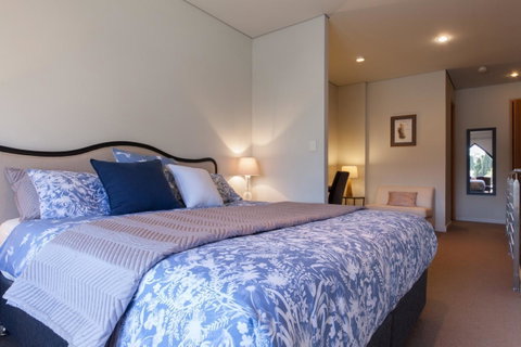 Cloisters - Accommodation Main Beach 10