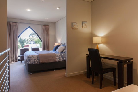 Cloisters - Accommodation Main Beach 12
