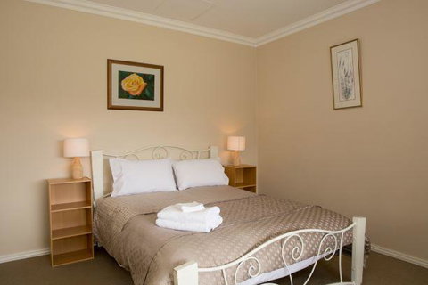 Yvonnes Rest Holiday Home - Accommodation Main Beach 5