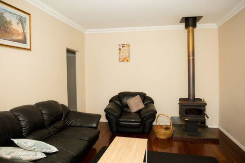 Yvonnes Rest Holiday Home - Accommodation Main Beach 7