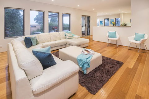 Calm Waters - Accommodation Main Beach 15