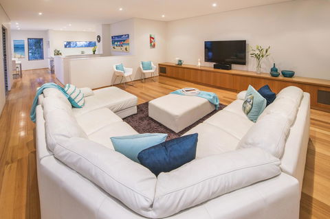 Calm Waters - Accommodation Main Beach 28