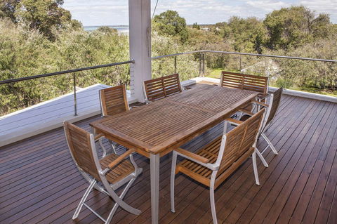 Calm Waters - Accommodation Main Beach 8