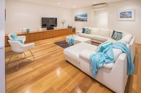 Calm Waters - Accommodation Main Beach 22