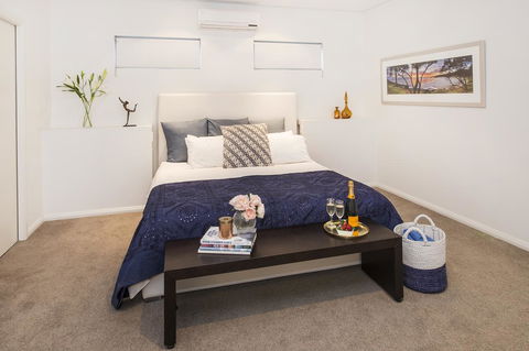 Calm Waters - Accommodation Main Beach 21