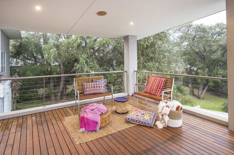 Calm Waters - Accommodation Main Beach 13
