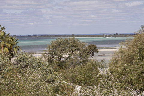 Calm Waters - Accommodation Main Beach 7