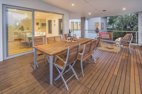 Calm Waters - Accommodation Main Beach 10