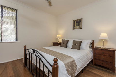 Attadale Excutive Villa - Accommodation Main Beach 5