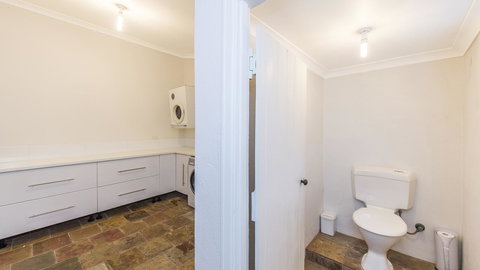 Leisurely Manor - Spacious Three Bedroom Home In Fremantle - Accommodation Main Beach 12