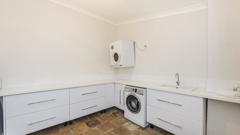 Leisurely Manor - Spacious Three Bedroom Home In Fremantle - Accommodation Main Beach 9