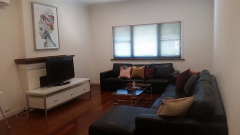 Leisurely Manor - Spacious Three Bedroom Home In Fremantle - Accommodation Main Beach 5