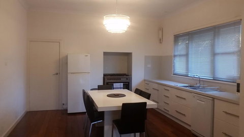 Leisurely Manor - Spacious Three Bedroom Home In Fremantle - Accommodation Main Beach 3