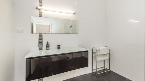 Leisurely Manor - Spacious Three Bedroom Home In Fremantle - Accommodation Main Beach 18