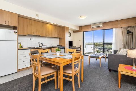 508 Stupendous Sunsets & Views Pool Gym Parking - Accommodation Main Beach 10