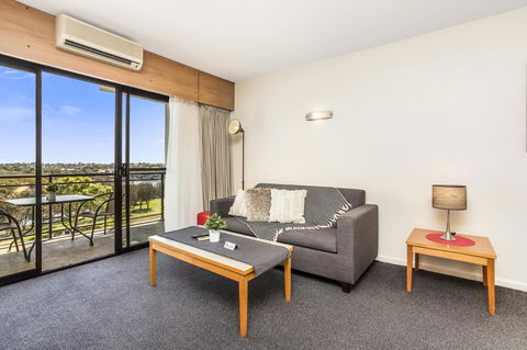 508 Stupendous Sunsets & Views Pool Gym Parking - Accommodation Main Beach 2
