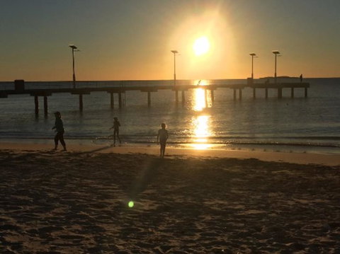 Don\'t Worry Be Happy - Accommodation Main Beach 2