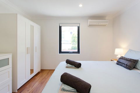 Monument Hill Townhouse - Fremantle - Accommodation Main Beach 7
