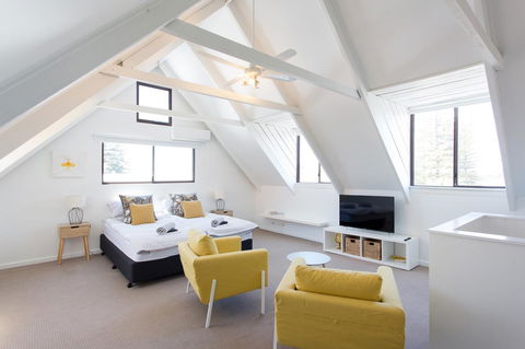 Monument Hill Townhouse - Fremantle - Accommodation Main Beach 0