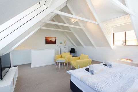 Monument Hill Townhouse - Fremantle - Accommodation Main Beach 2