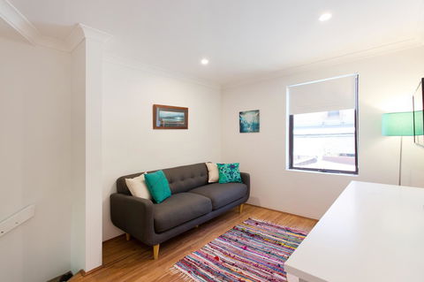 Monument Hill Townhouse - Fremantle - Accommodation Main Beach 9