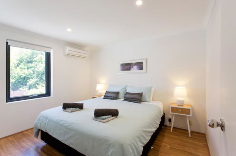 Monument Hill Townhouse - Fremantle - Accommodation Main Beach 6