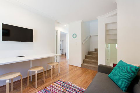 Monument Hill Townhouse - Fremantle - Accommodation Main Beach 10