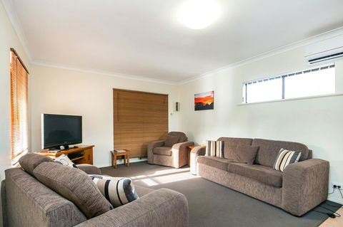 Coranda Lodge - Accommodation Main Beach 3