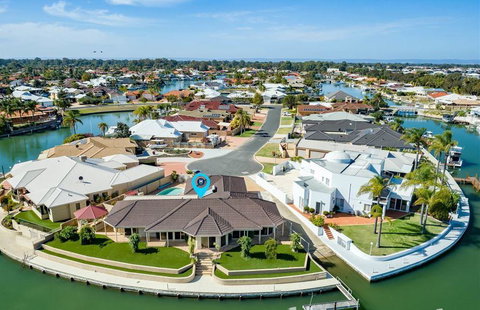 LA ANCHOR ON THE CANALS (MANDURAH) - Accommodation Main Beach 0