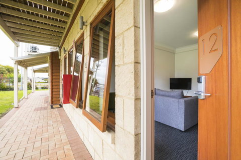 Nightcap At The Ship Inn - Accommodation Main Beach 20