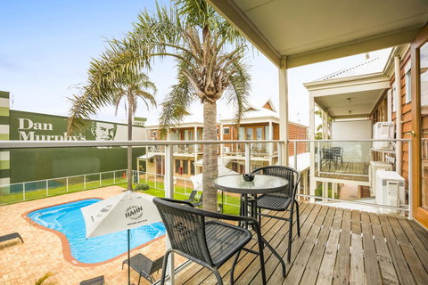 Nightcap At The Ship Inn - Accommodation Main Beach 2