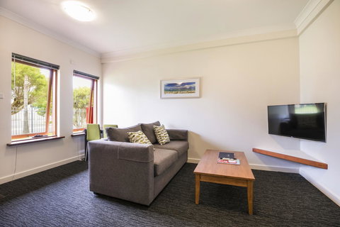 Nightcap At The Ship Inn - Accommodation Main Beach 1