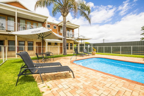 Nightcap At The Ship Inn - Accommodation Main Beach 15