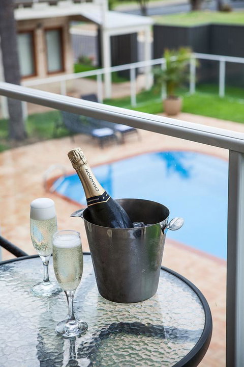 Nightcap At The Ship Inn - Accommodation Main Beach 40