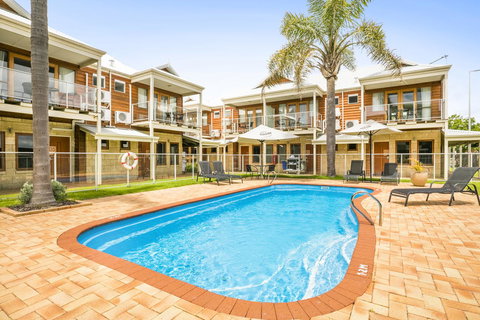 Nightcap At The Ship Inn - Accommodation Main Beach 5