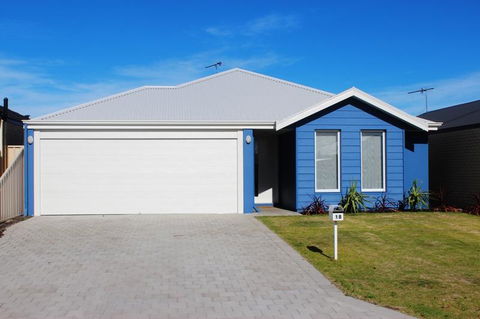 The Beach House - Accommodation Main Beach 0