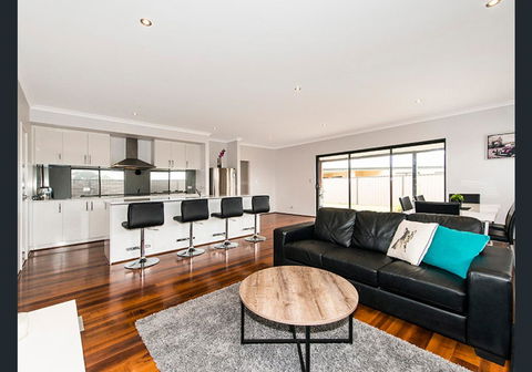 Vacation Home - Accommodation Main Beach 9