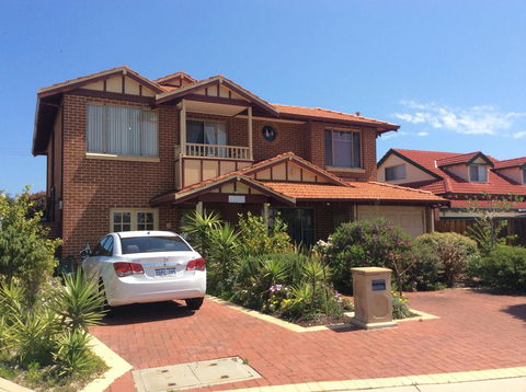 Crossland House - Accommodation Main Beach 12