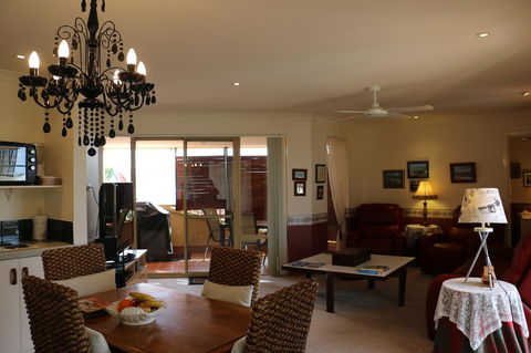 Crossland House - Accommodation Main Beach 18