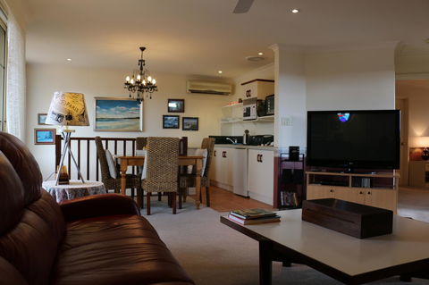 Crossland House - Accommodation Main Beach 14