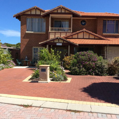 Crossland House - Accommodation Main Beach 10