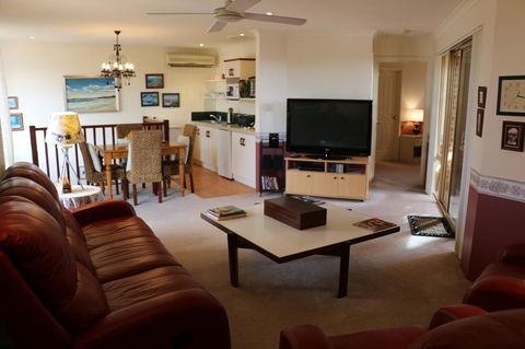 Crossland House - Accommodation Main Beach 19