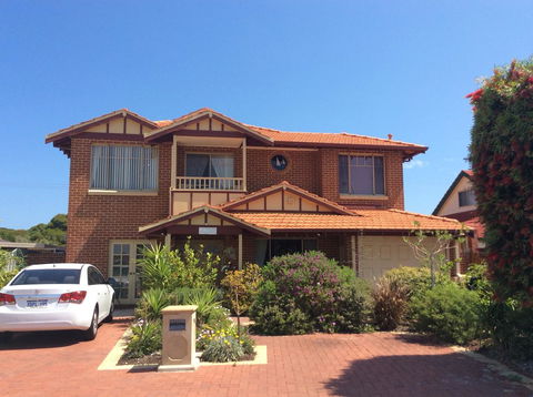 Crossland House - Accommodation Main Beach 0