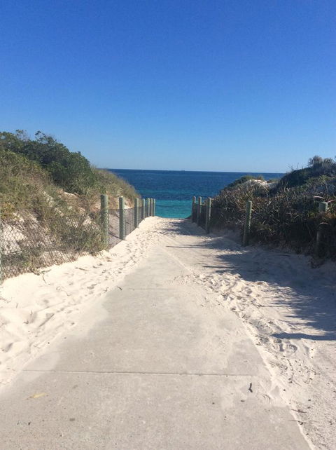 Crossland House - Accommodation Main Beach 7