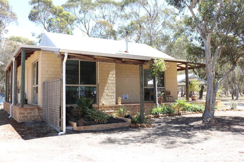 Kendenup Cottages And Lodge - Accommodation Main Beach 22