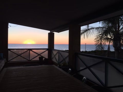 Surf Views - Accommodation Main Beach 0