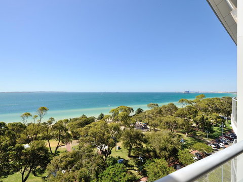 Nautilus By Rockingham Apartments - Accommodation Main Beach 0